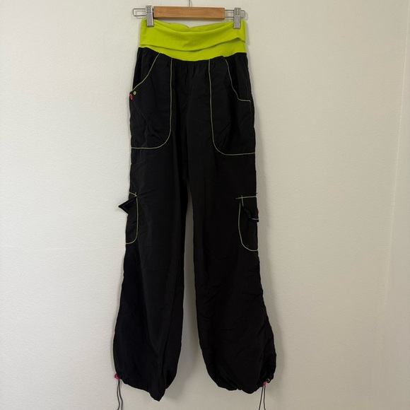 ZUMBA SAMBA CARGO PANTS  Women Size S Black Green Pocket Exercise Dance - Picture 2 of 7